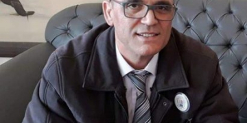 قصيدة: أتدفّأ من كتفي.. إلى كتفيك