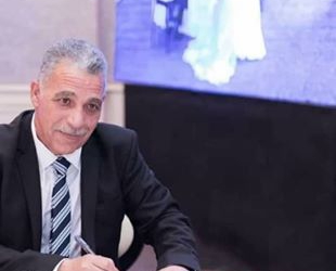 قصيدة: مشدودا