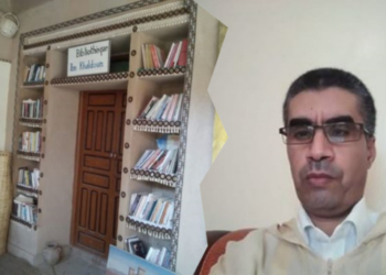 في ركن منزوٍ ، حيث يغدو الانزواء فضيلة لا تُنال.